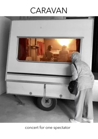 Inside the caravan, everything is humble. On the left of the entrance, a table and two facing